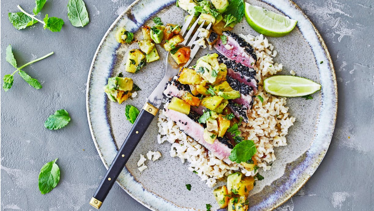 Tunbøffer med grillet ananas-avocado-salsa