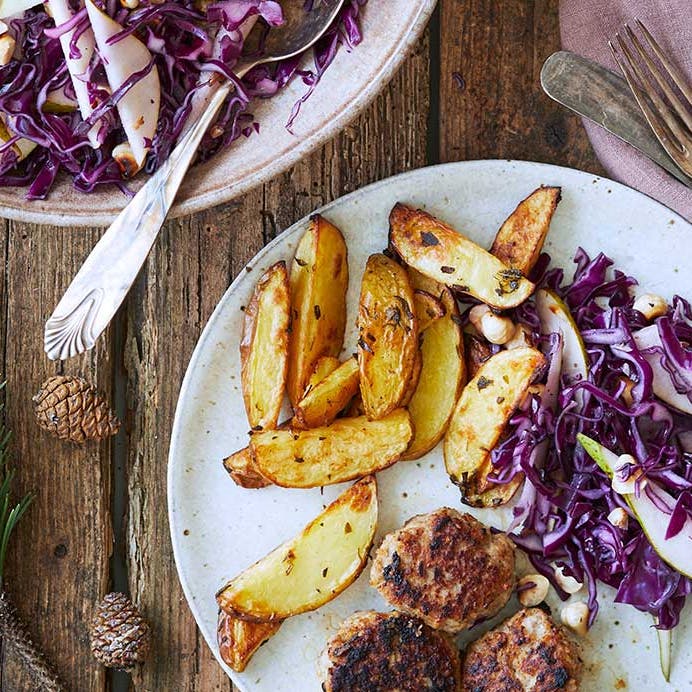 Julefrikadeller med rosmarinkartofler og rødkålssalat