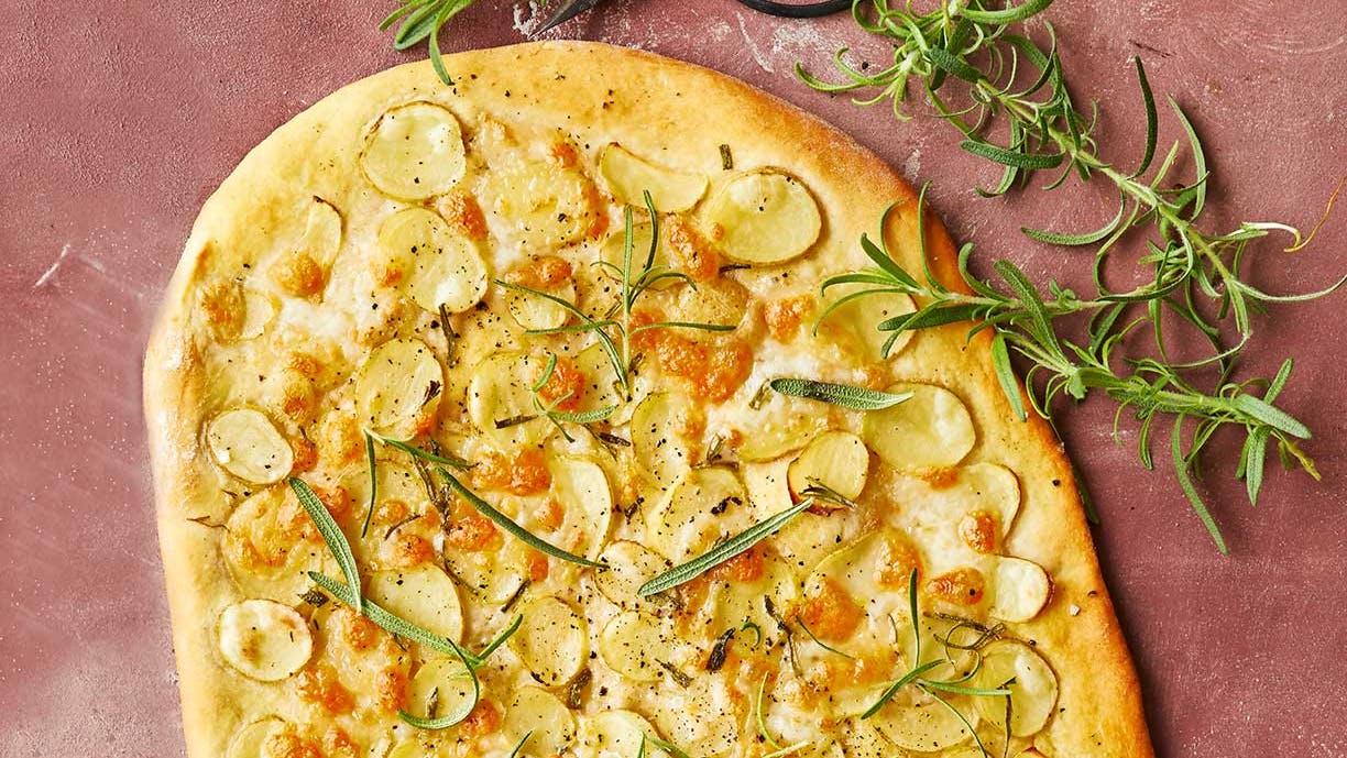Kartoffelpizza med pesto.
