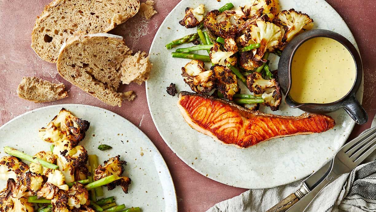 Laks med med hollandaise og blomkålssalat