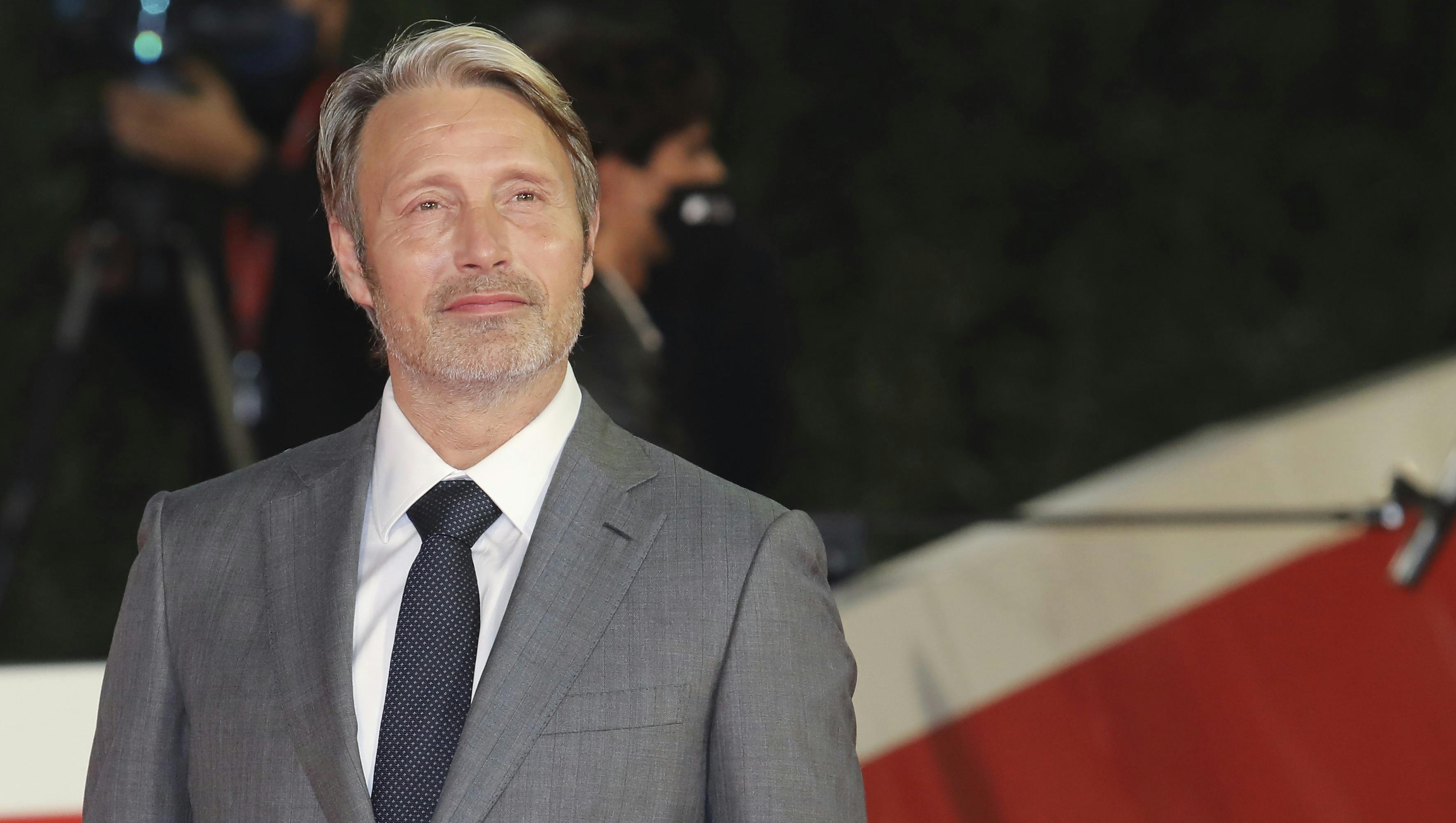 https://imgix.femina.dk/media/article/mads_mikkelsen.png