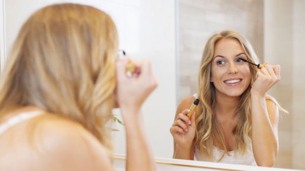 Få et nemt makeup-trick til længere vipper