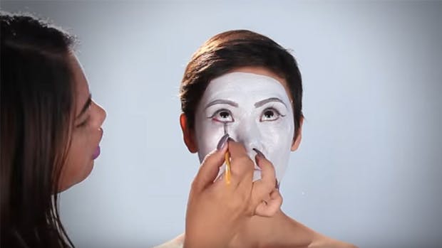 Kvinde får lagt makeup