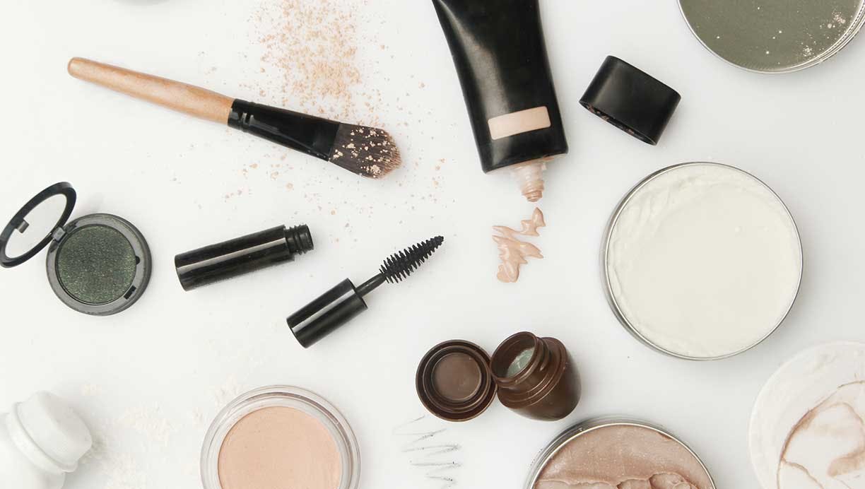 https://imgix.femina.dk/media/article/makeupartistens-skoenhedsfavoritter.jpg