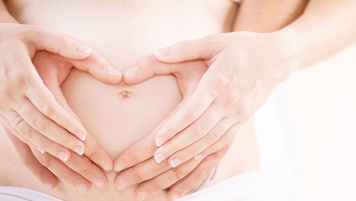 gravid mave omfavnet af far og mor