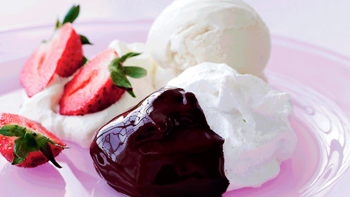 Mandel-marengs med frugt og vaniljecreme