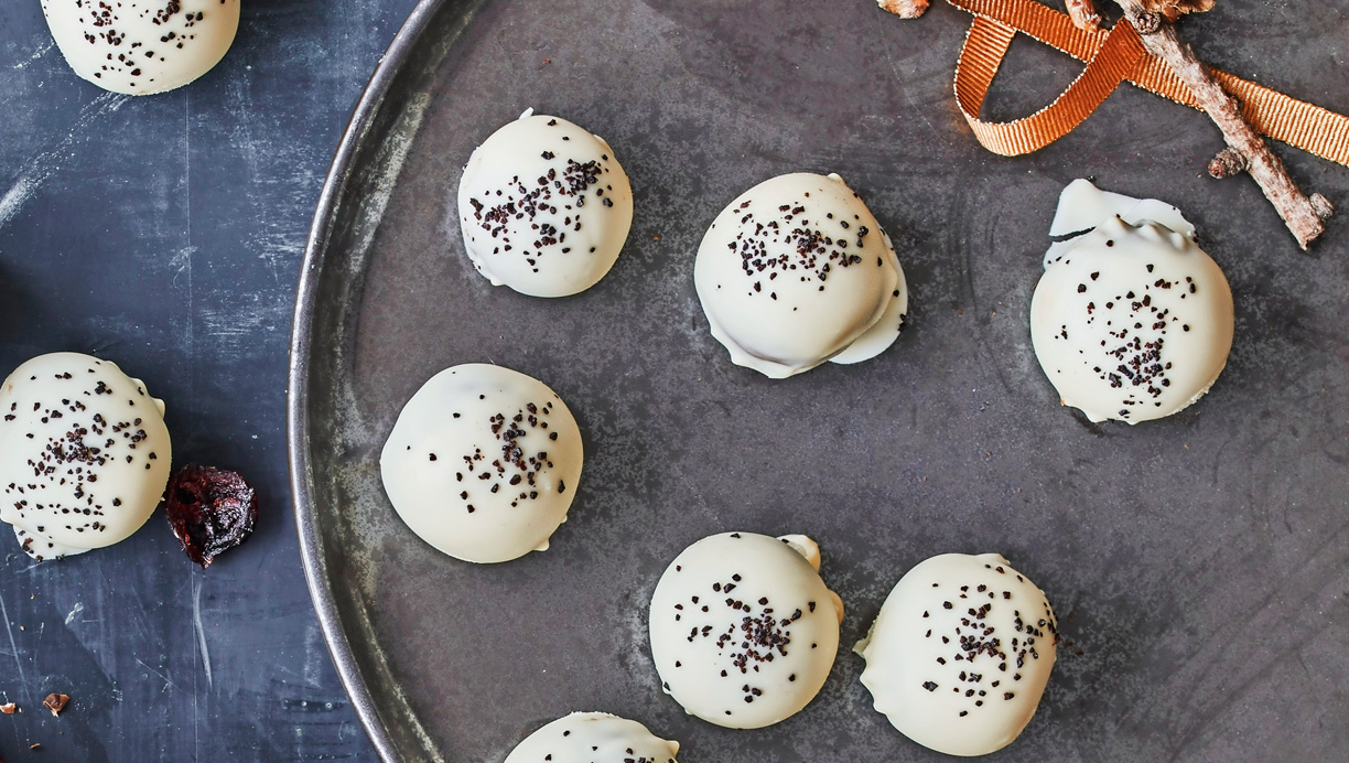 Marcipankugler med hvid chokolade og lakrids