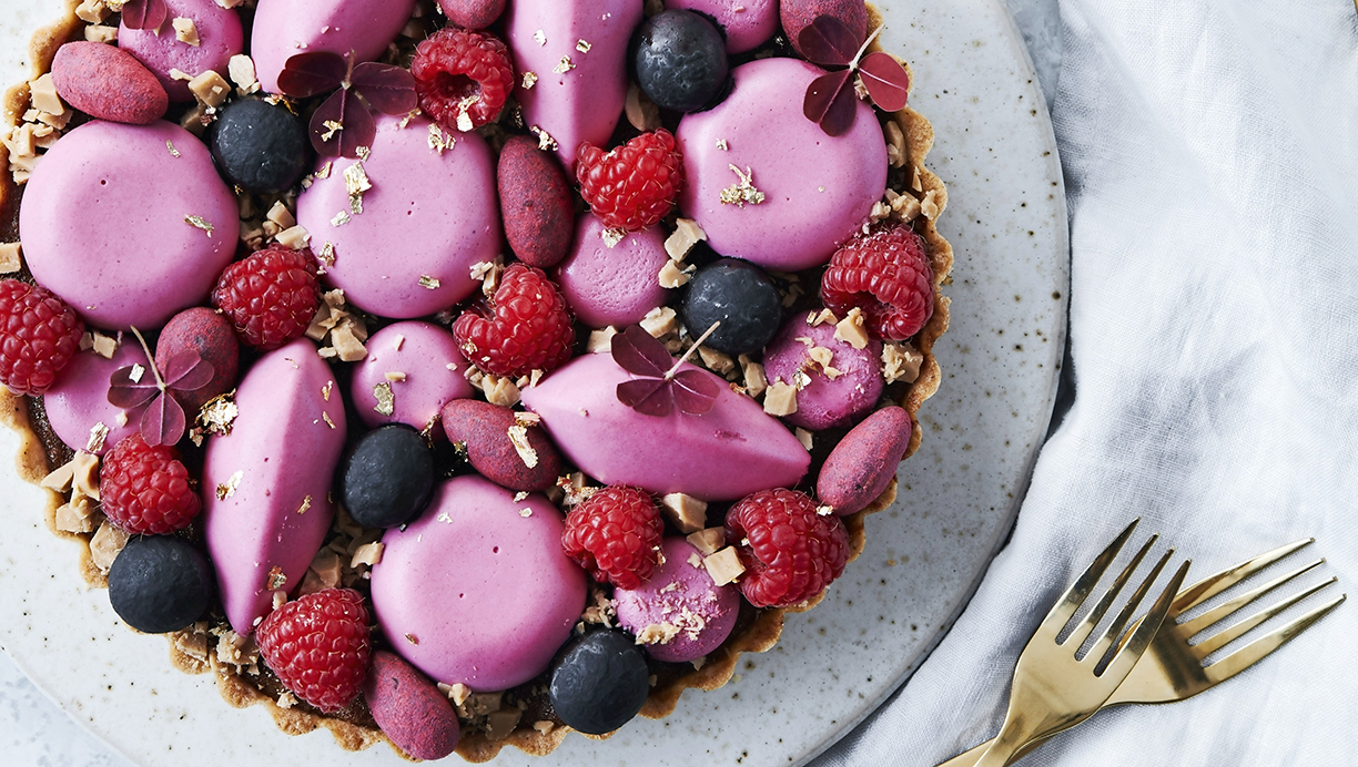 Marcipantærte med lakrids og hindbærmoussebomber