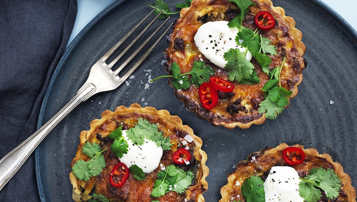 Mexicanske oksekødstærter med chili og cremefraiche