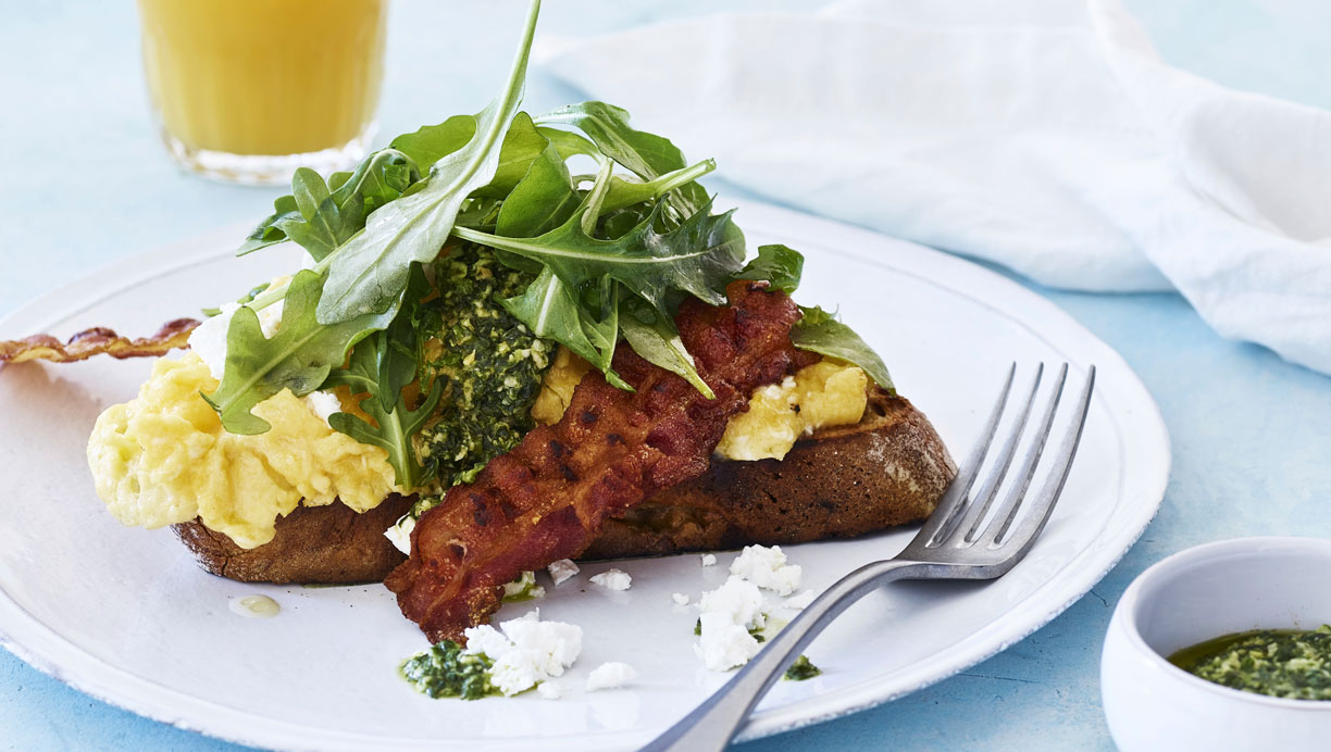 Morgenmadstoast med æg, feta, bacon og pesto