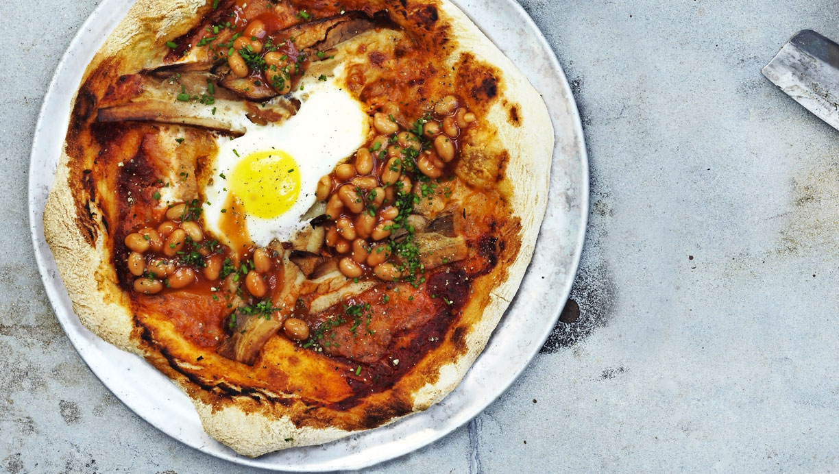 Morgenmadspizza med æg og bacon