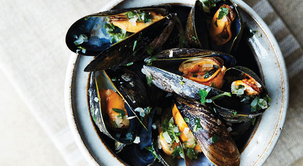 Moules frites - muslinger med fritter på tallerken 