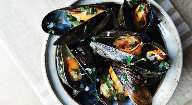 Moules frites - muslinger med fritter på tallerken