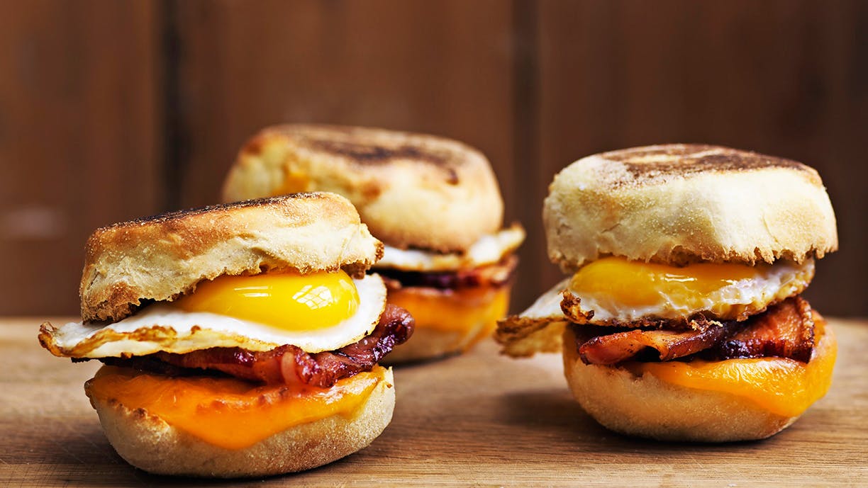 Muffinsandwich med æg og bacon