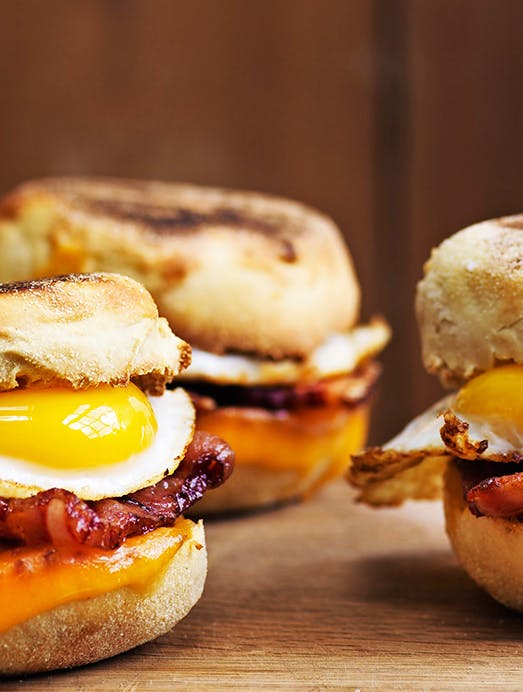 Muffinsandwich med æg og bacon