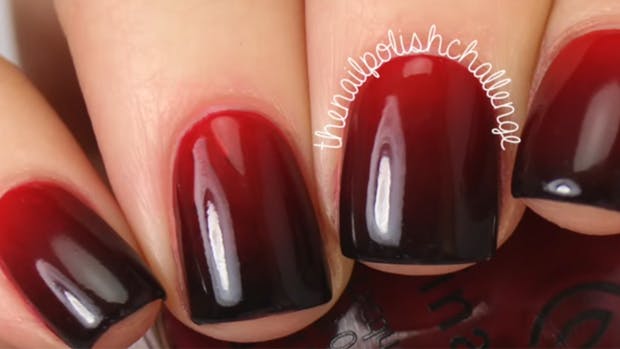 Negle med neglelak i sort og rød