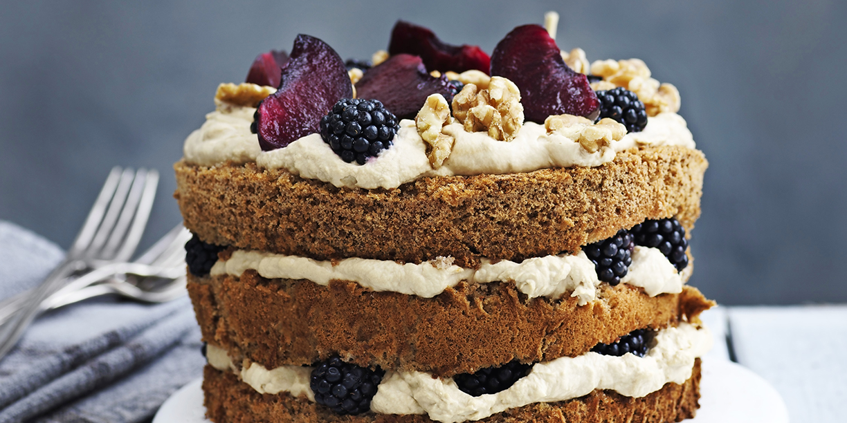 Nøddelagkage med moccacreme, brombær og blommer