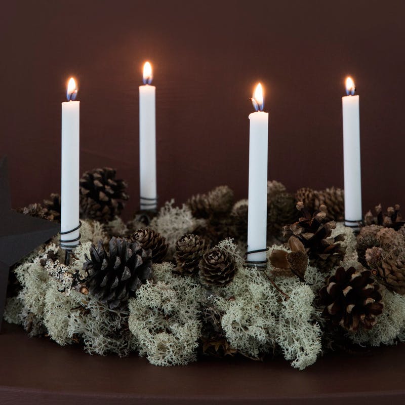 Naturlig og nordisk adventskrans med kogler lav og agern