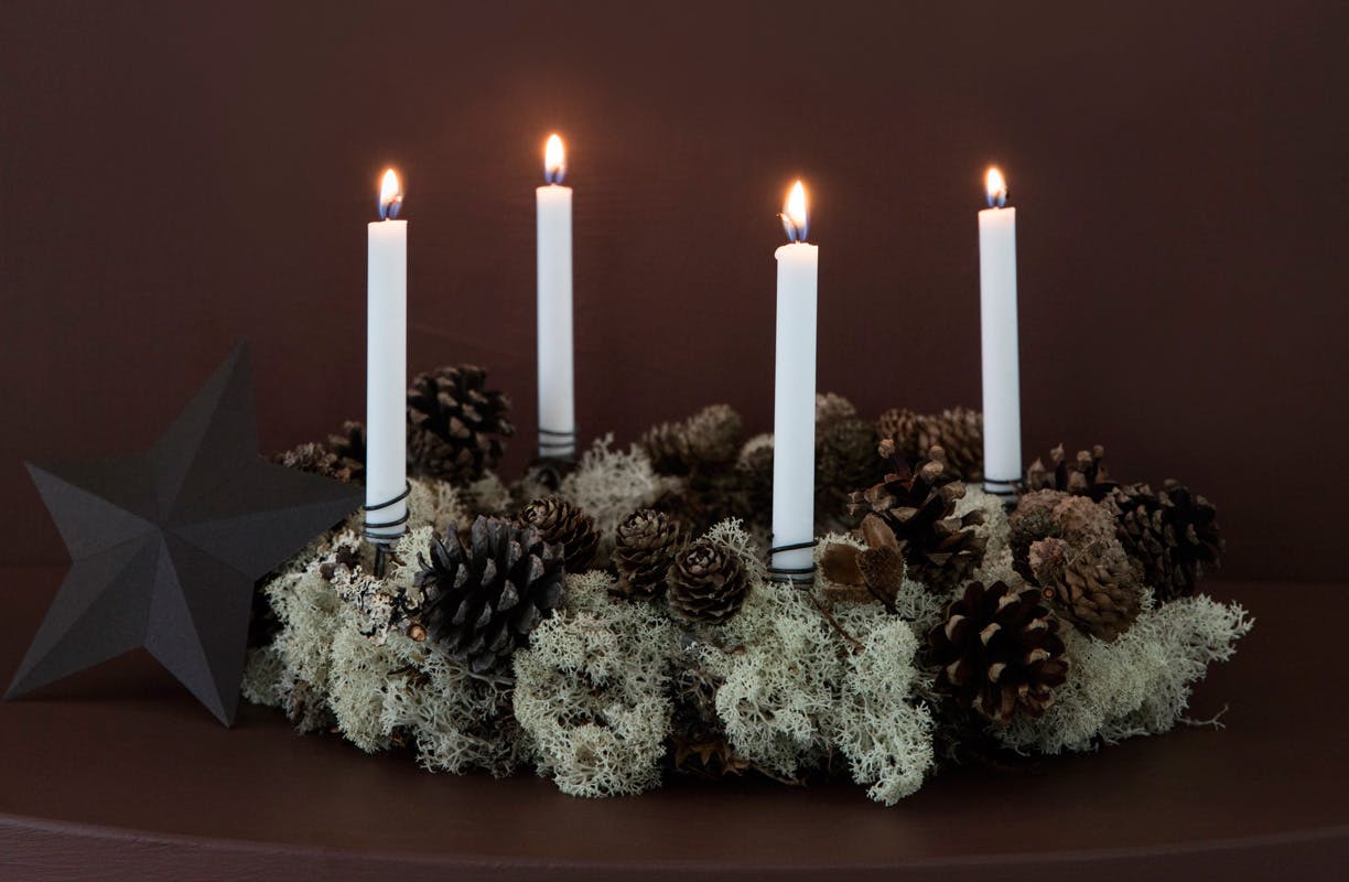 Naturlig og nordisk adventskrans med kogler lav og agern