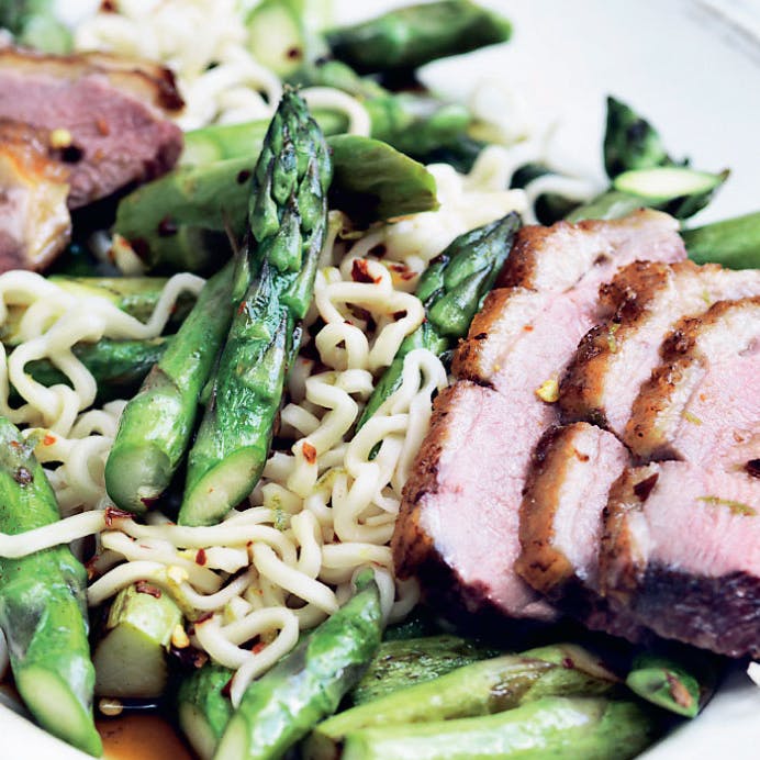 Andebryst kan nemt indgå i en skøn salat - her med ristede asparges.