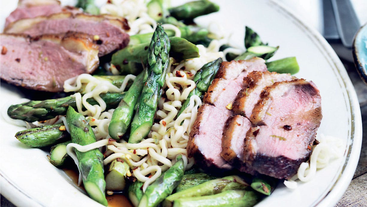 Andebryst kan nemt indgå i en skøn salat - her med ristede asparges.