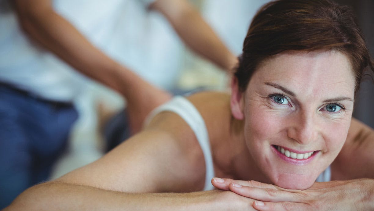 Moden kvinde får behandling