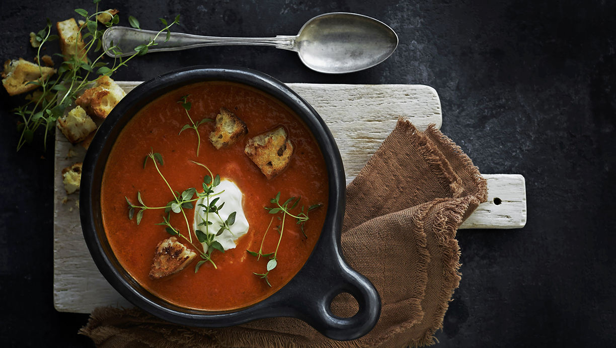Opskrift på bagt tomatsuppe med frisk timian og brødcroutoner