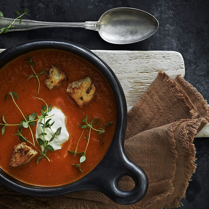 Opskrift på bagt tomatsuppe med frisk timian og brødcroutoner