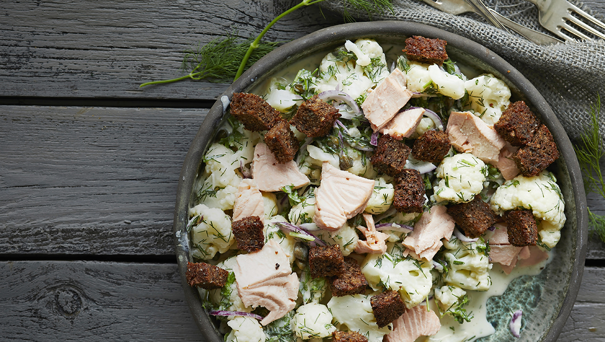 Opskrift på blomkålssalat med pocheret laks og rugbrødscroutoner