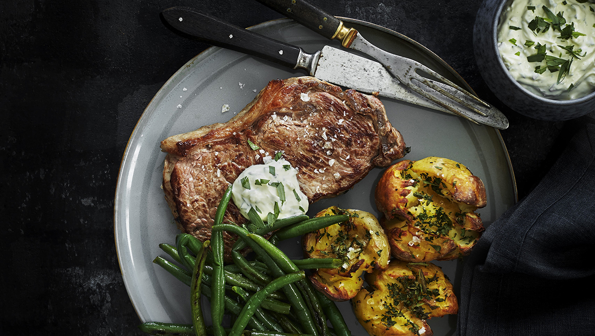 Opskrift på entrecote med knuste kartofler, stegte bønner og kold bearnaisecreme