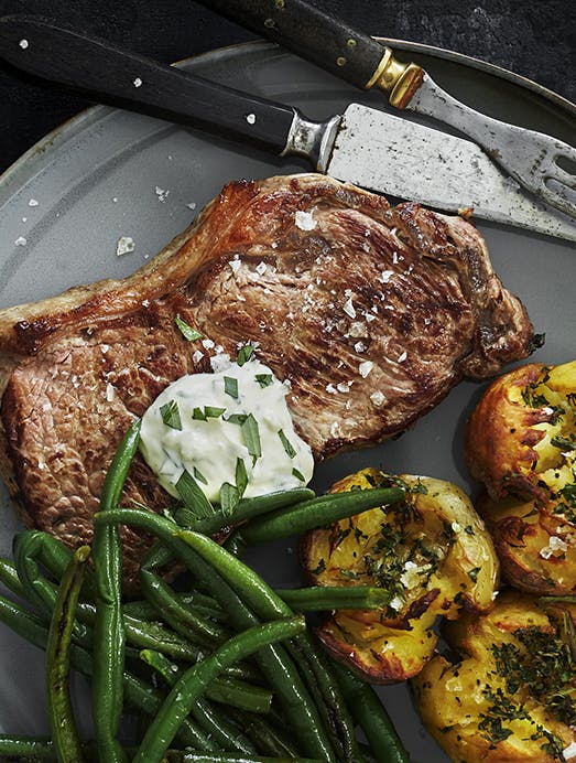 Opskrift på entrecote med knuste kartofler, stegte bønner og kold bearnaisecreme