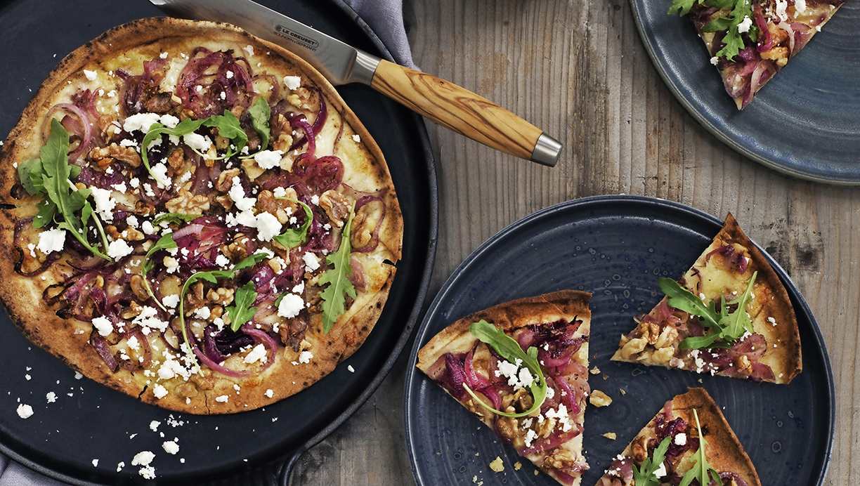 Opskrift på fladbrødspizza med syrlige rødløg, valnødder og feta