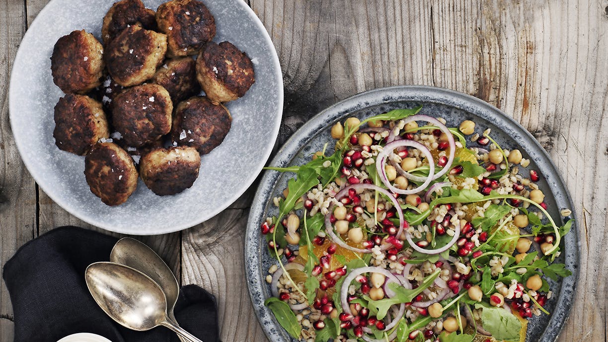 Opskrift på frikadeller og vintersalat med kikærter, appelsin og granatæblekerner