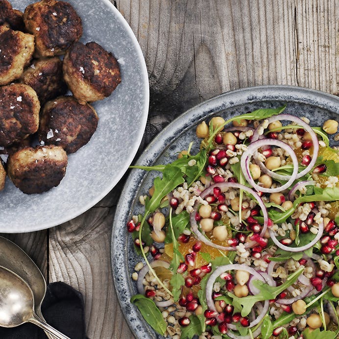 Opskrift på frikadeller og vintersalat med kikærter, appelsin og granatæblekerner