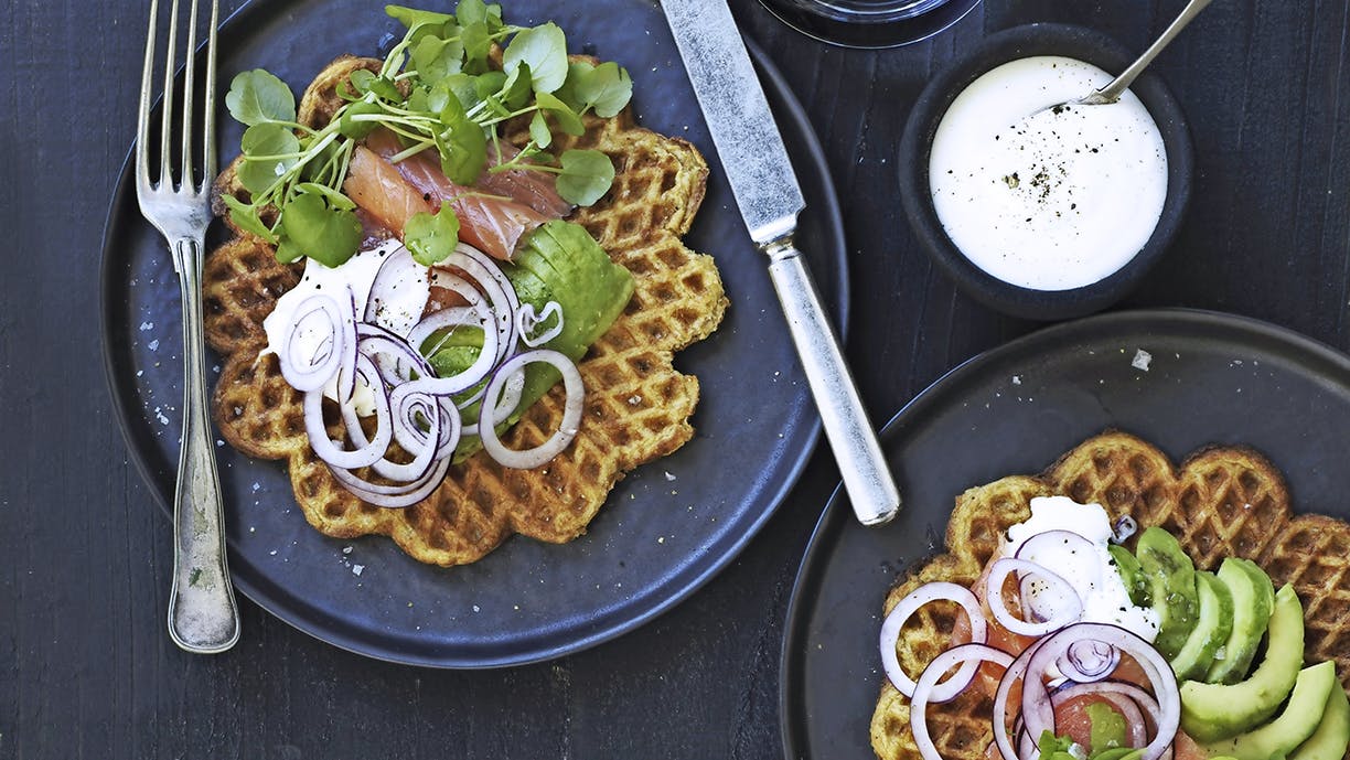 Opskrift på gulerodsvafler med avocado, rødløg og røget laks
