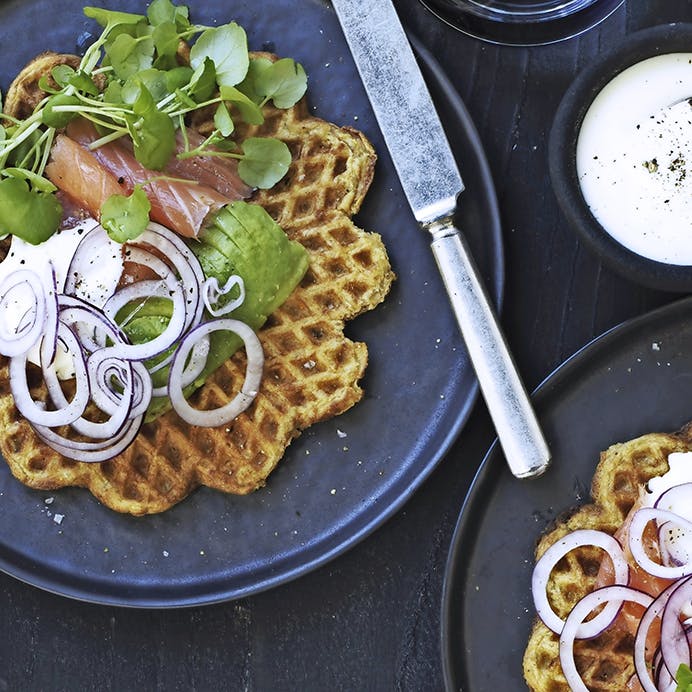 Opskrift på gulerodsvafler med avocado, rødløg og røget laks