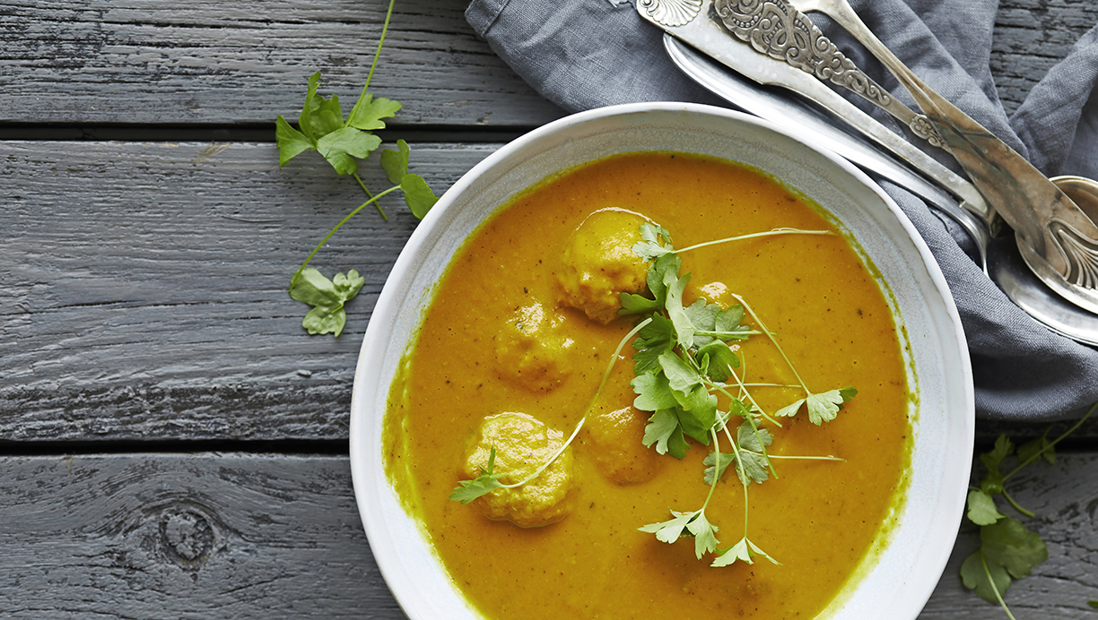 Opskrift på Karrysuppe med gulerødder og kyllingekødboller