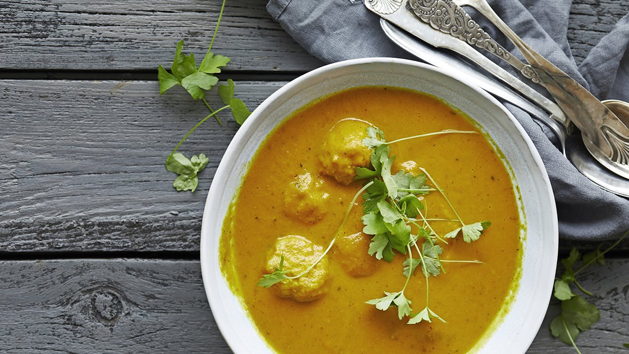 Opskrift på Karrysuppe med gulerødder og kyllingekødboller
