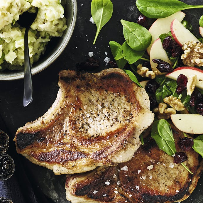Opskrift på Koteletter med spinatsalat og grov kartoffelmos med ricotta