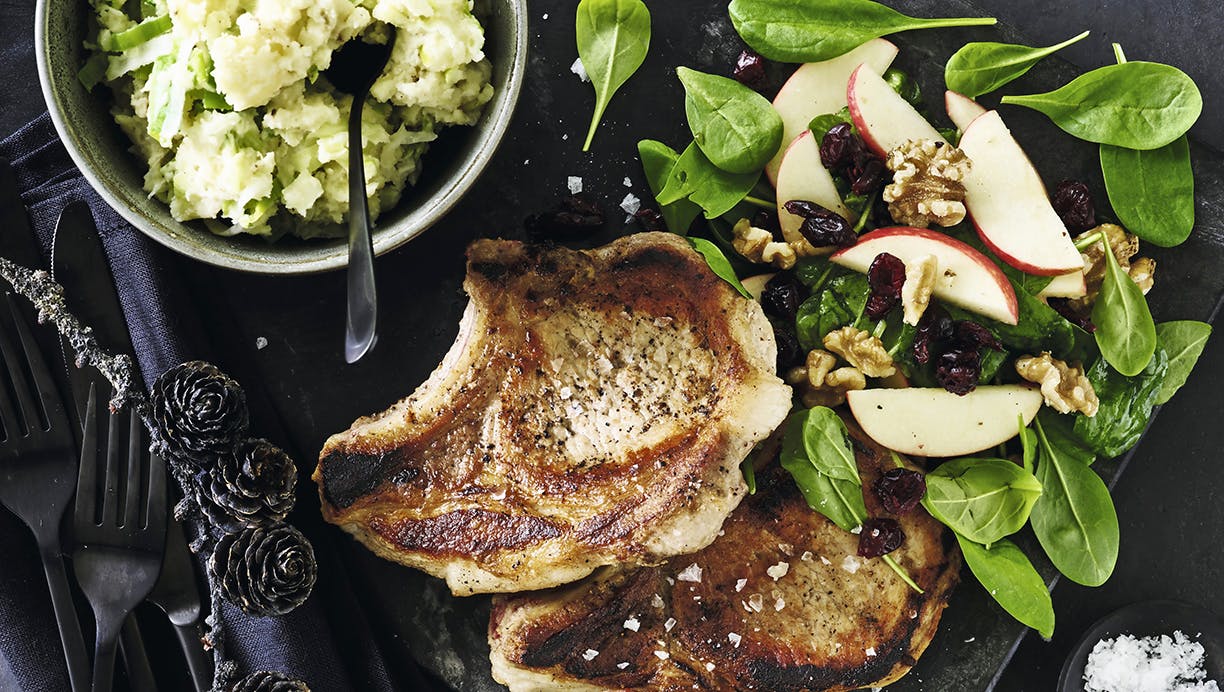 Opskrift på Koteletter med spinatsalat og grov kartoffelmos med ricotta