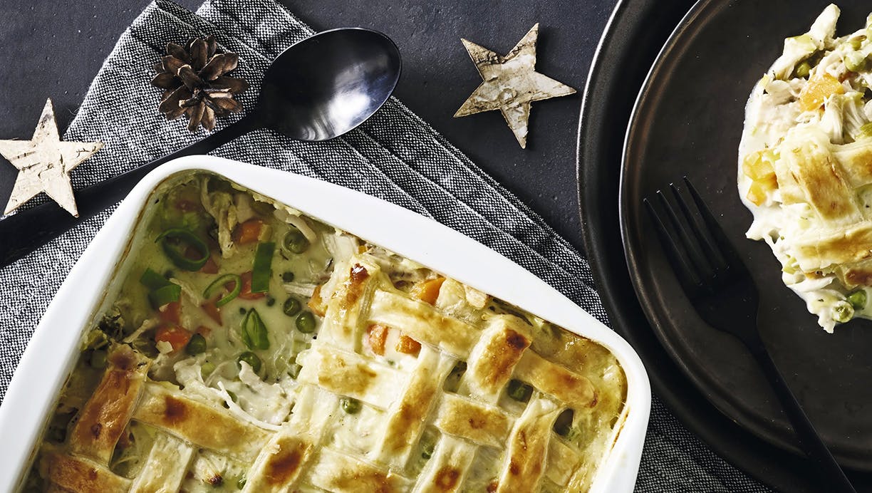 Opskrift på Kyllingepie med porrer, gulerødder og ærter