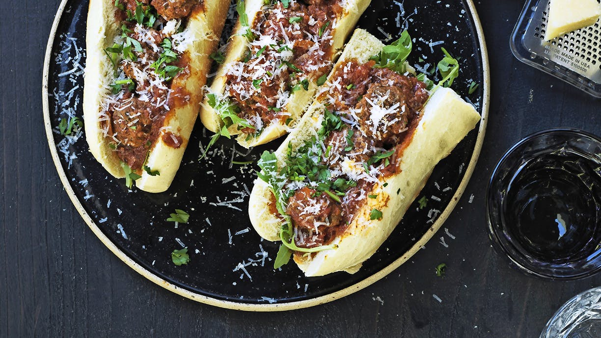 Opskrift på meatball-sandwich med tomatsauce og rucola