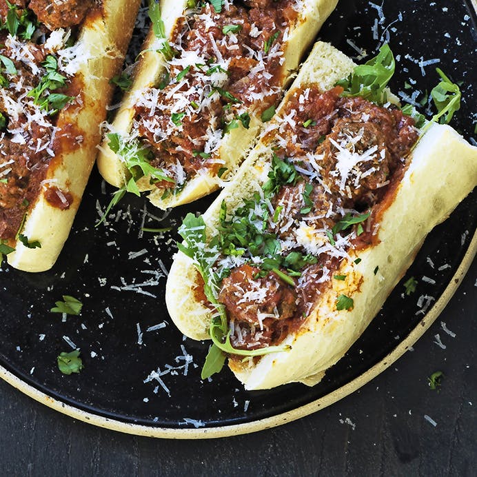 Opskrift på meatball-sandwich med tomatsauce og rucola