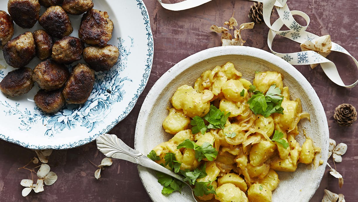 Opskrift på Medisterfrikadeller med lun kartoffelsalat