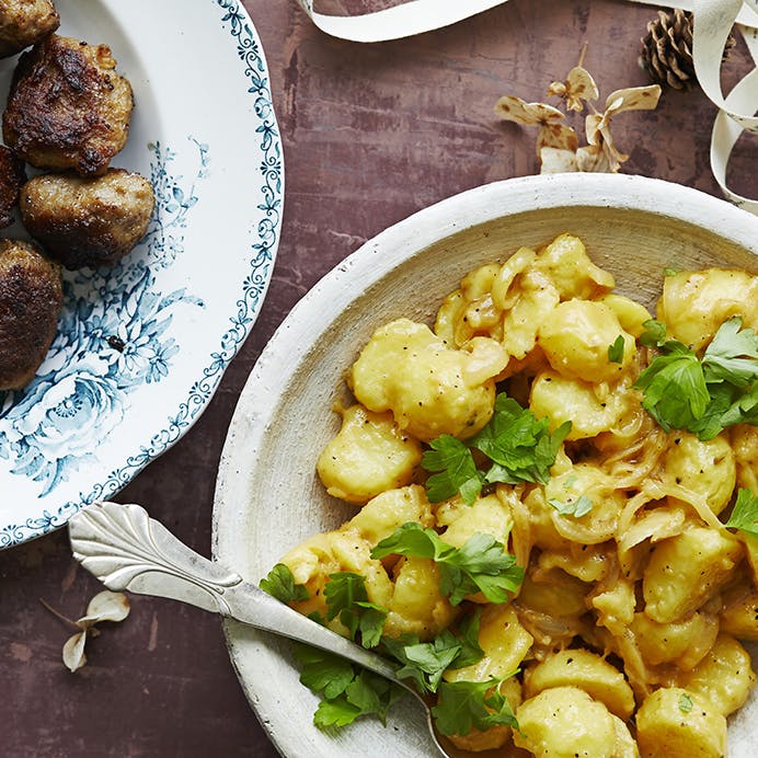 Opskrift på Medisterfrikadeller med lun kartoffelsalat