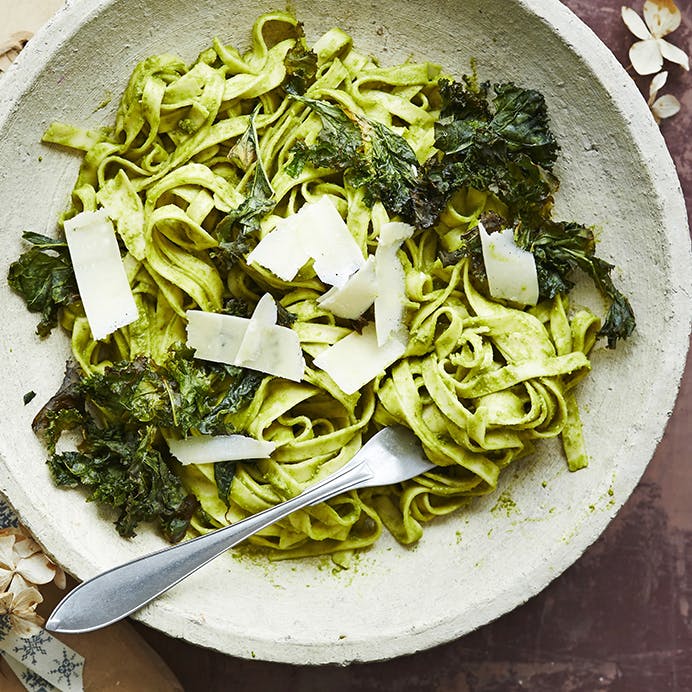 Opskrift på Pasta med grønkålspesto og grønkålschips