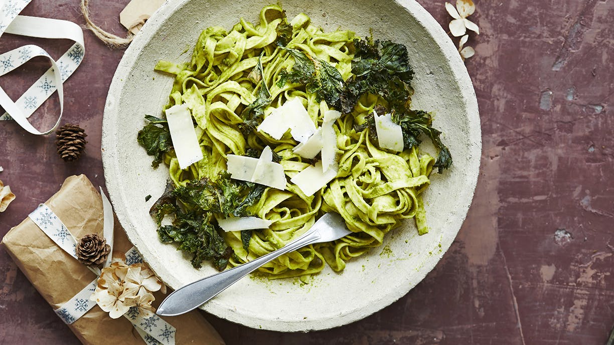 Opskrift på Pasta med grønkålspesto og grønkålschips