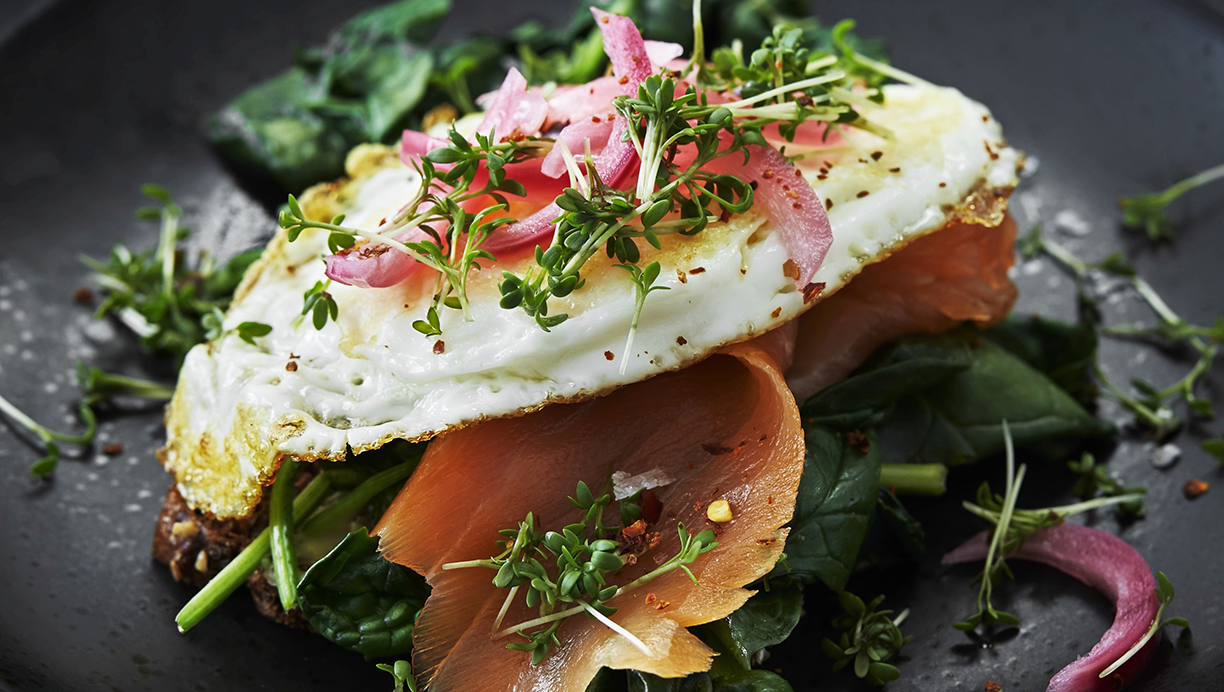Opskrift på ristet rugbrød med spinat, røget laks og spejlæg