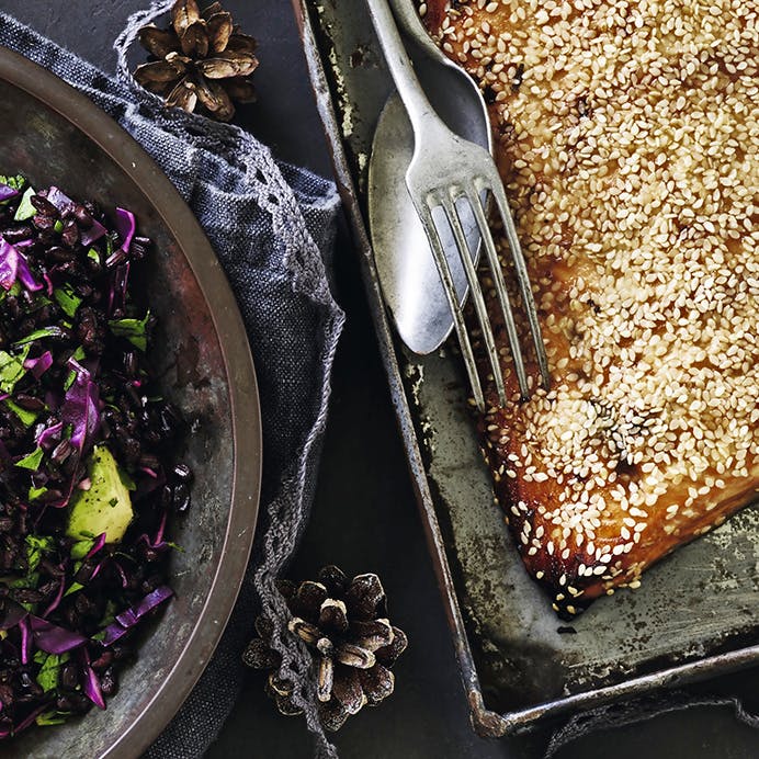 Opskrift på Teriyakilaks og sort rissalat med rødkål og avocado