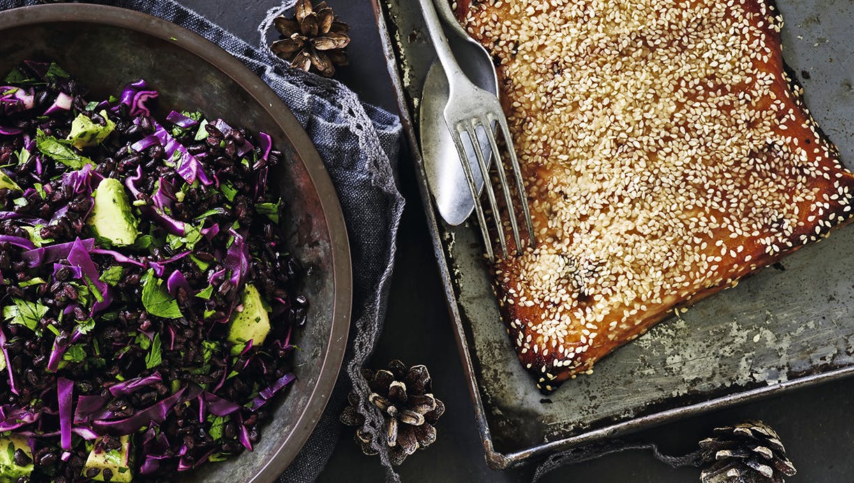 Teriyakilaks og sort rissalat med rødkål og avocado